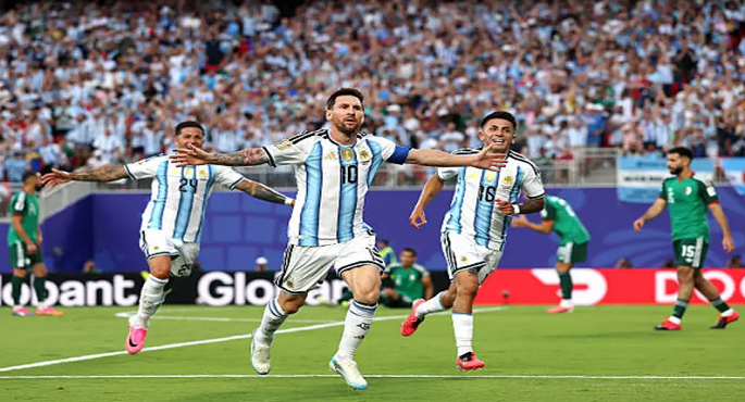 بثلاثية ميسي.. الأرجنتين تبدأ حملة الدفاع عن لقب كأس العالم بالفوز على الجزائر 3/0