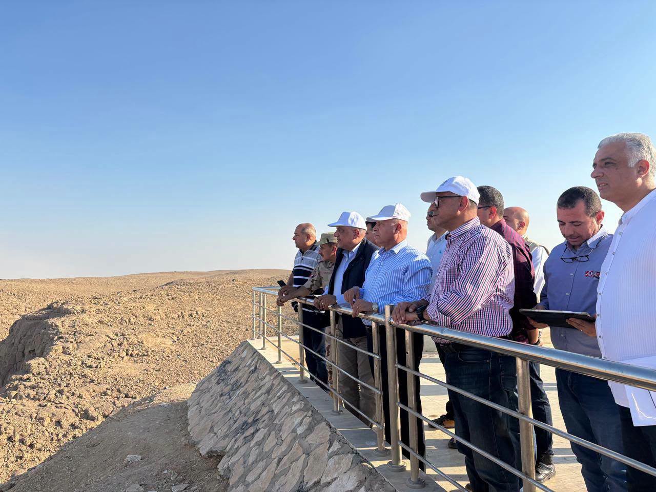 وزيرا النقل والكهرباء يتفقدان مناطق جبل سحابة بوسط سيناء وجبل عتاقة بالسويس لاستطلاع أماكن لإقامة مشروعات لتوليد الكهرباء من طاقة الرياح