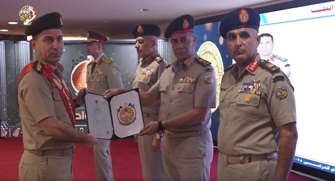 بالفيديو..وزير الدفاع يشهد حفل تخرج دورات جديدة من دارسى الأكاديمية العسكرية للدراسات العليا