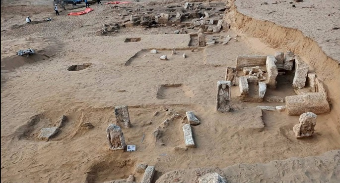 الآثار: الكشف عن شواهد قبور وتوابيت وتمائم بمنطقة تل الدير بمحافظة دمياط