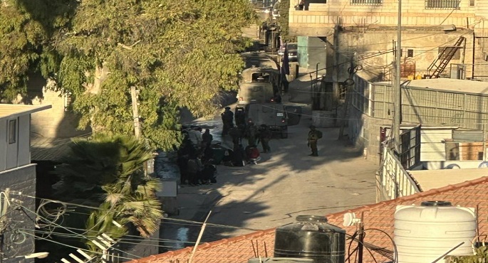 قوات الاحتلال تحتجز عشرات الفلسطينيين فى مدينة الخليل