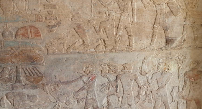البعثة الأثرية المصرية تكشف عن ثلاث مقابر صخرية من عصر الدولة الحديثة بسقارة