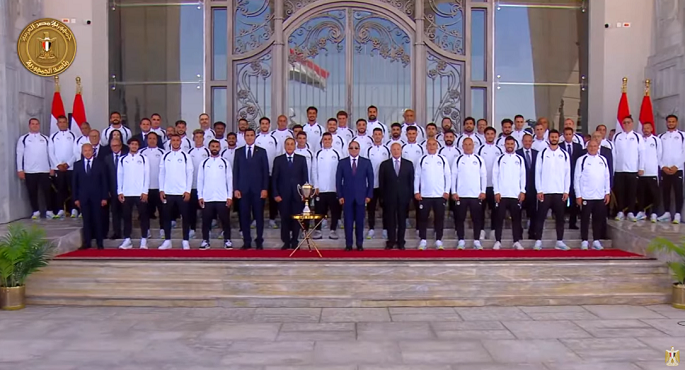 بالفيديو .. الرئيس السيسى يمنح لاعبى المنتخب الوطنى والجهاز الفنى والإدارى كأس الجدارة وأوسمة تكريمية تقديرًا لأدائهم البطولى فى المونديال