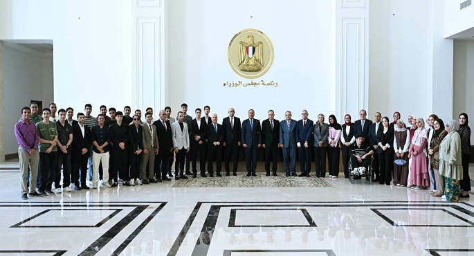 رئيس الوزراء يلتقى أوائل طلبة شهادة الثانوية العامة