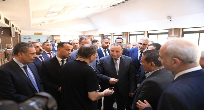 وزير التعليم العالى يتفقد مكتب التنسيق الرئيسى بجامعة القاهرة