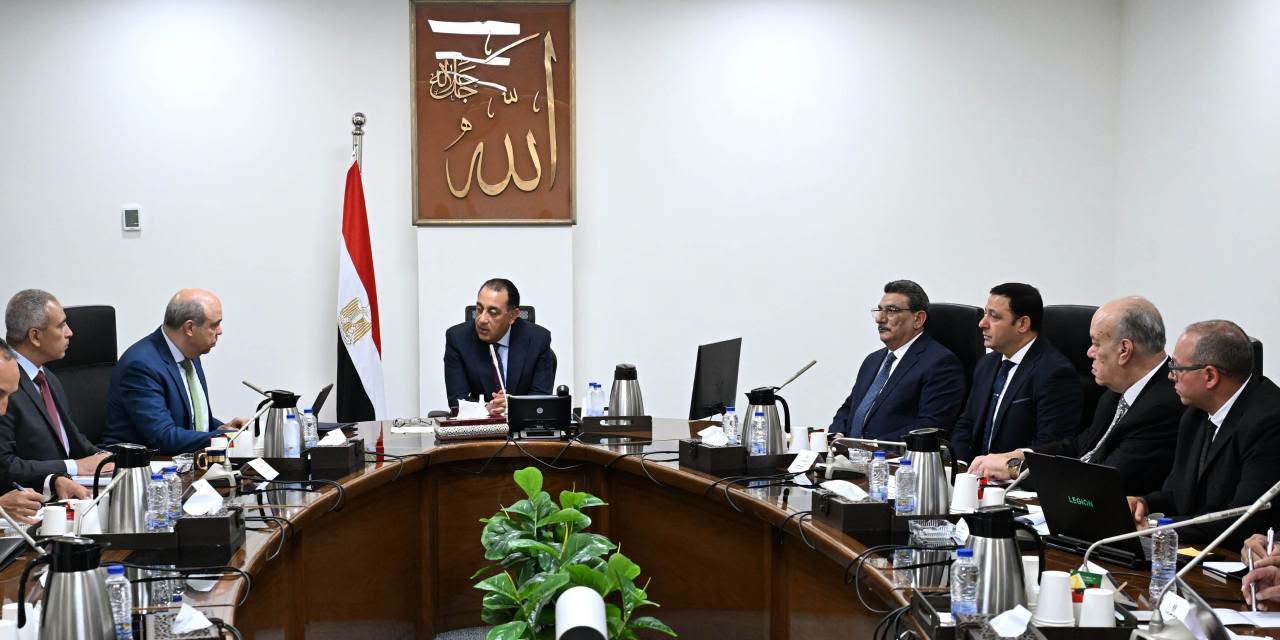 رئيس الوزراء يستعرض الموقف التنفيذى لمشروع مبنى الركاب (4) بمطار القاهرة الدولى