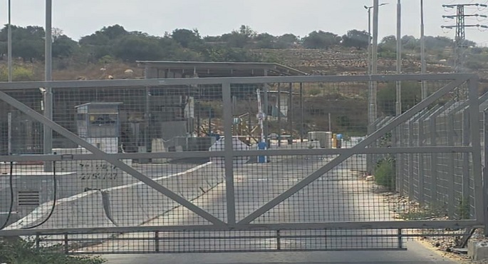 حواجز الاحتلال تعزل قرى شمال غرب القدس وتمنع فلسطينيين من العودة إلى منازلهم