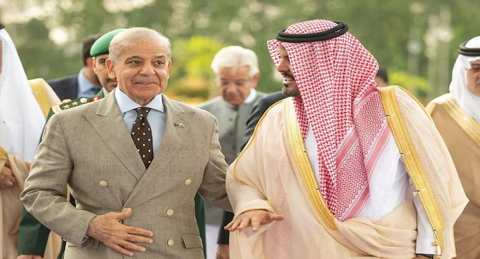 السعودية وتركيا وباكستان توقع اتفاق دفاع مشترك وسط الاضطرابات بالمنطقة