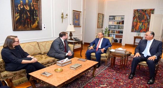 وزير الخارجية يبحث مع وزير الدولة البريطاني للشرق الأوسط تعزيز العلاقات الثنائية والتطورات الإقليمية والدولية