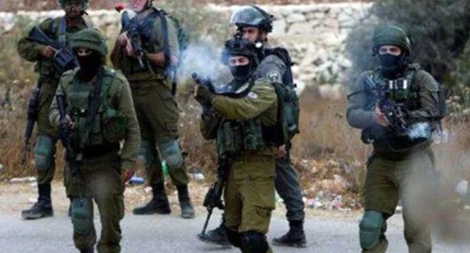 الاحتلال يداهم منازل الفلسطينيين فى المزرعة الغربية شمال غرب رام الله