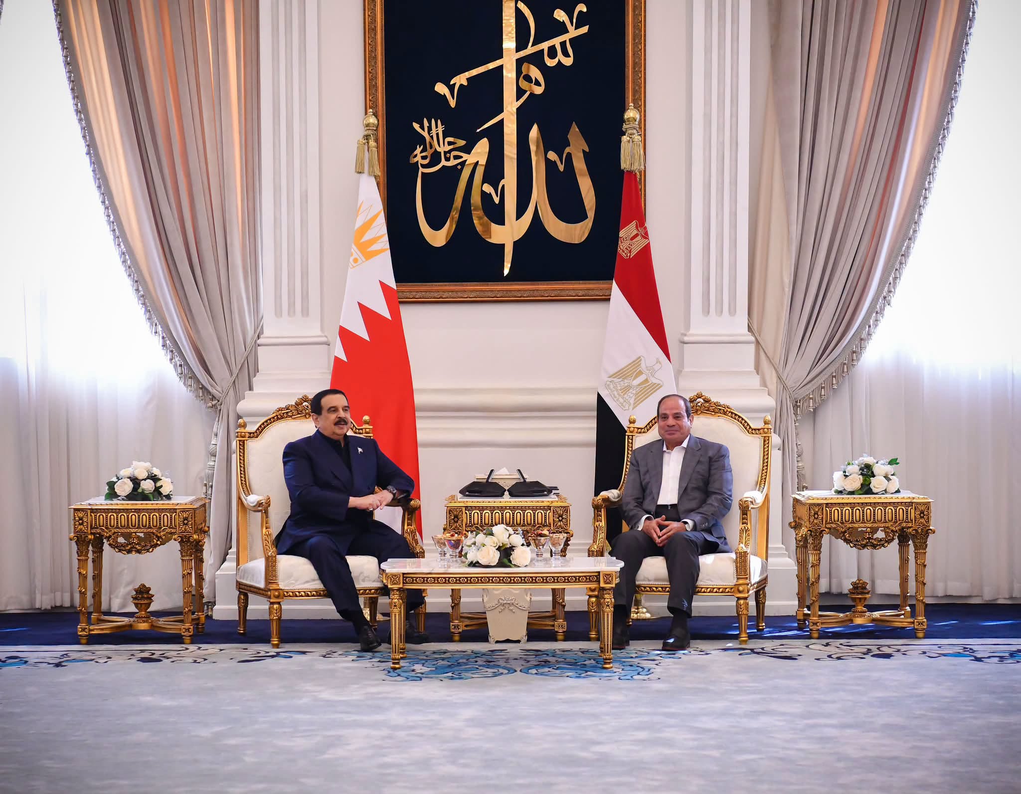 الرئيس السيسى يستقبل ملك البحرين فى مطار العلمين فى زيارة لتعزيز أواصر الأخوة الراسخة بين البلدين الشقيقين