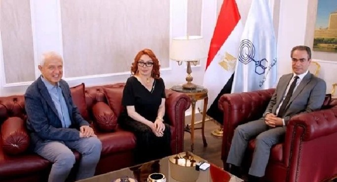عن رواية لإحسان عبد القدوس .. نبيلة عبيد تعود لماسبيرو بالمسلسل الإذاعى “يا ابنتى لا تحيرينى معك”