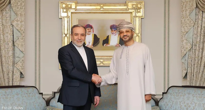 عمان وإيران تبحثان تهيئة الظروف الملائمة لاستئناف الحوار بشأن الملاحة في مضيق هرمز