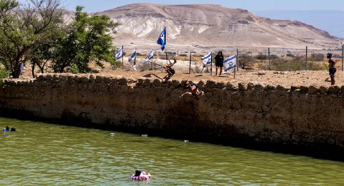 مستوطنون إسرائيليون يحولون مسار مياه فلسطينية لملء بركة فى الضفة الغربية