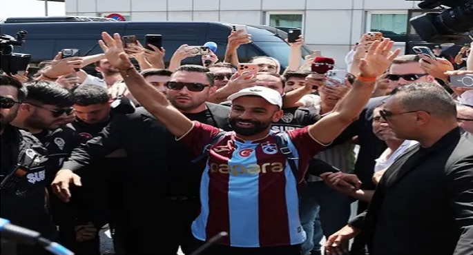 استقبال جماهيرى حاشد لمحمد صلاح لدى وصوله إلى تركيا لإتمام انتقاله إلى طرابزون سبور