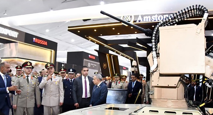 وزير الدفاع ورئيس الأركان يلتقيان عددا من قادة الوفود العسكرية على هامش معرض طيران العلمين