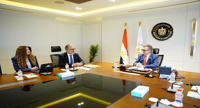 وزير التخطيط يبحث مع مؤسسة التمويل الدولية توسيع مشاركة القطاع الخاص بمجالات الطاقة والمياه