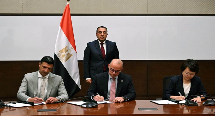 رئيس الوزراء يشهد توقيع مذكرة تفاهم لإقامة قاعدة لتخطيط وإنشاء مصانع السيارات ووسائل النقل المختلفة فى مصر