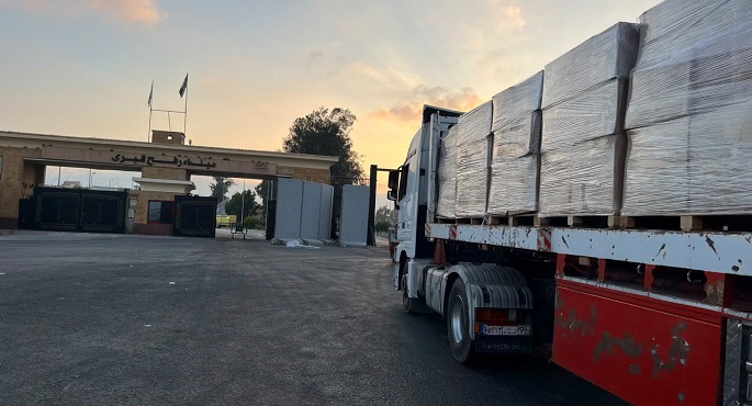 الهلال الأحمر المصرى يدفع بأكثر من 3907 طنا من المساعدات عبر قافلة "زاد العزة" 274