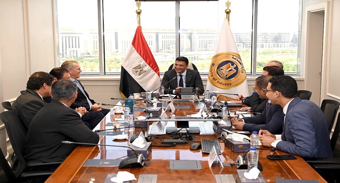 وزير الصناعة يبحث مع شركة "كيكيلا بى فى بى" الأوروبية للبيئات الزراعية خطة الشركة لإقامة مصنع في مصر لإنتاج التربة البديلة