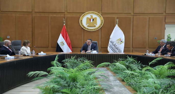 وزير التعليم العالى يبحث تعزيز التعاون مع شركة فيليبس