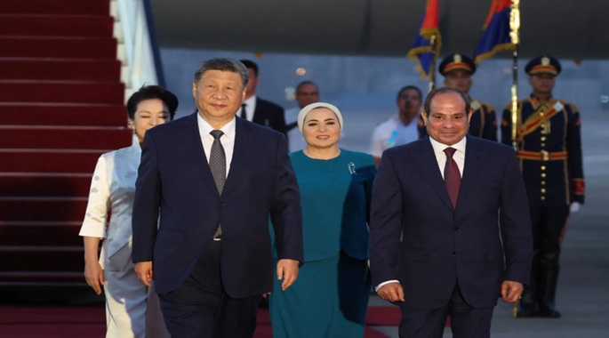 بالفيديو .. الرئيس السيسي يستقبل نظيره الصيني شي جين بينج في مطار القاهرة