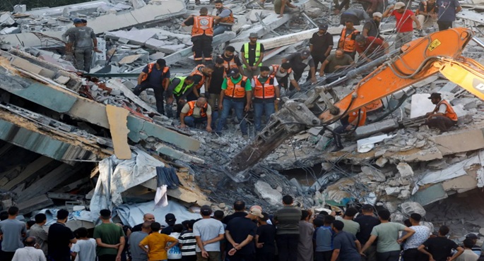 ارتفاع ضحايا انهيار بناية متصدعة في غزة تؤوى نازحين إلى 20 شهيدا وعشرات المفقودين