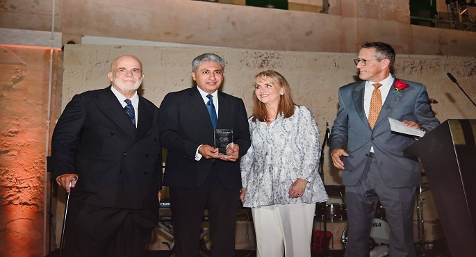 وزير السياحة يتسلم جائزة الريادة العالمية من المجلس العالمي للسياحة والسفر (WTTC)