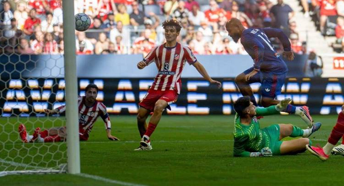 أتلتيكو مدريد تحت ضغط التعويض أمام مانشستر يونايتد في أبطال أوروبا