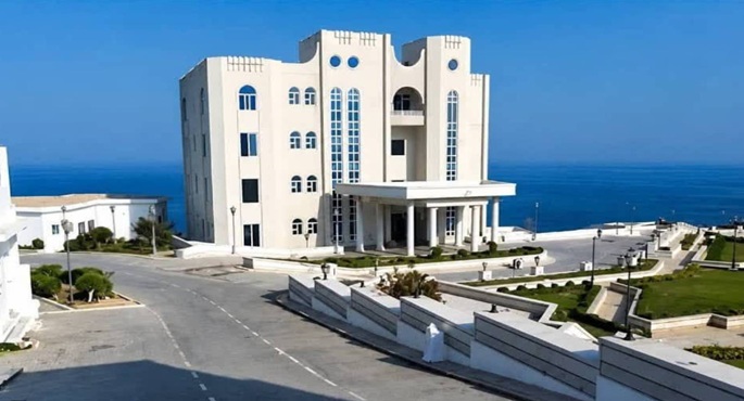 الحوثيون يستهدفون قصر المعاشيق ومطار عدن بالصواريخ